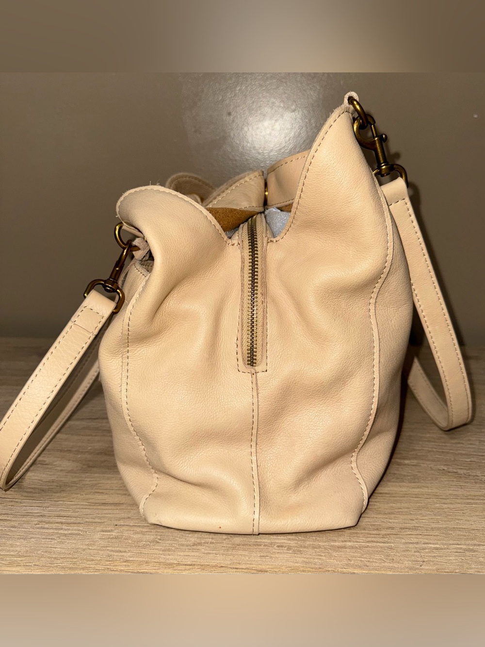 AMERICAN LEATHER CO. Cream Leather Shoulder Bag. - Picture 6 of 14